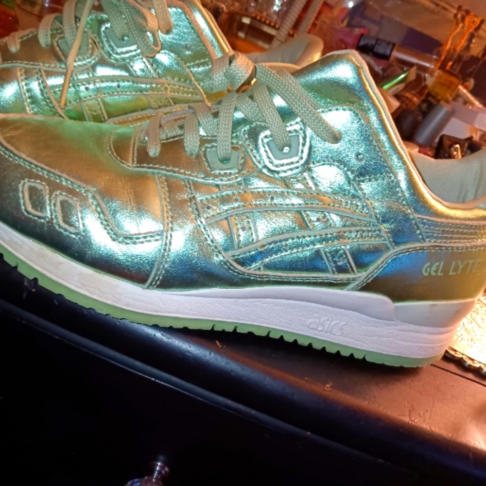 Asics {metallic green }